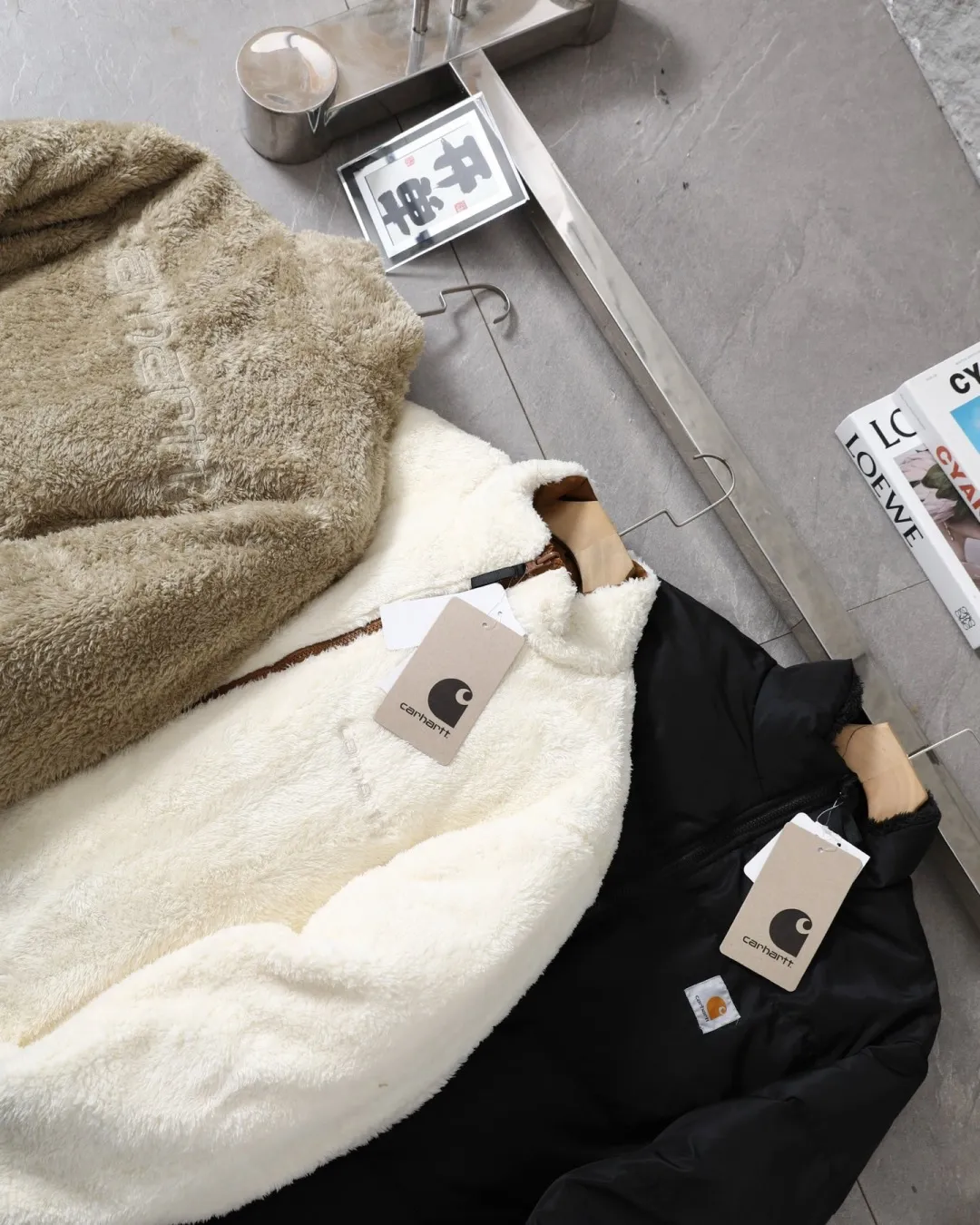 Carhartt double-sided stand-collar down jacket, custom waterproof nylon compact plaid fabric, customized accessories, double-sided 80% down filling, very warm! The upper body is light, no burden, and not bulky. The loose fit version is suitable for most body types. The outer layer of water-repellent fabric is not afraid of wind and snow. Style number: ST 011# Color: Black/Khaki/Green Size: S～XL